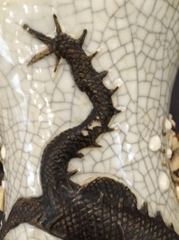 Un vase en porcelaine de Chine famille rose et un vase au dragon, 19&egrave;me