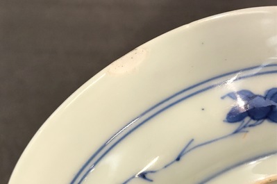 Een klein Chinees blauwwit bord met een monnik bij het water, Transitie periode