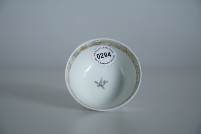 Une tasse et soucoupe en porcelaine de Chine &agrave; d&eacute;cor d'un paysage, Yongzheng