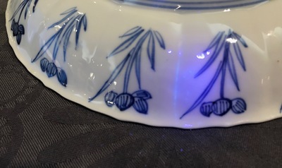 Une paire d'assiettes en porcelaine de Chine bleu et blanc, Kangxi