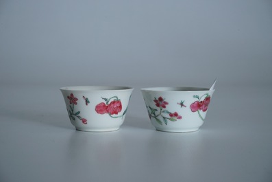 Deux tasses et trois soucoupes en porcelaine de Chine famille rose, Yongzheng/Qianlong