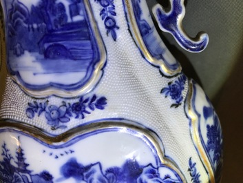 Een garnituur van drie Chinese blauwwitte dekselvazen met landschapsdecor, Qianlong