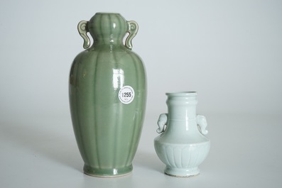 Deux vases en porcelaine de Chine monochrome c&eacute;ladon et de style Qingbai, 19/20&egrave;me