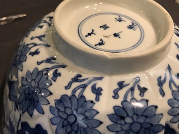 Een Chinese blauwwitte kom met figuren, Kangxi en een klapmuts met blauwwit kraanvogeldecor, wellicht Wanli