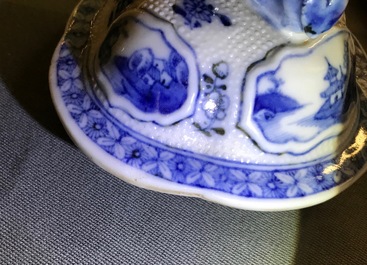 Een garnituur van drie Chinese blauwwitte dekselvazen met landschapsdecor, Qianlong