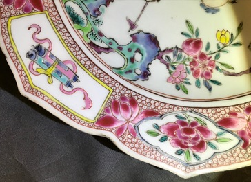 Une assiette en forme de lotus en porcelaine de Chine famille rose, Yongzheng