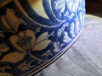 Een grote Chinese blauwwitte kom met ornamentdecor, Kangxi