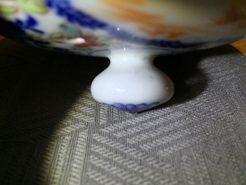 Une grande th&eacute;i&egrave;re en porcelaine de Chine famille rose &agrave; d&eacute;cor mandarin, Qianlong