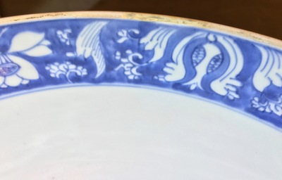 Een grote Chinese blauwwitte kom met ornamentdecor, Kangxi