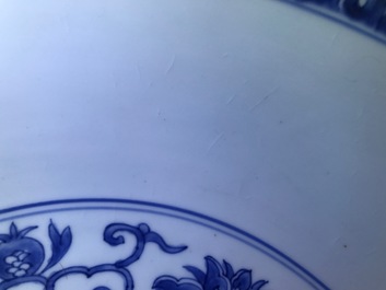 Een grote Chinese blauwwitte kom met ornamentdecor, Kangxi