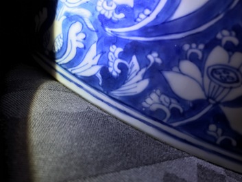 Een grote Chinese blauwwitte kom met ornamentdecor, Kangxi