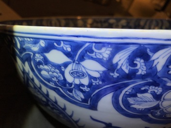 Een grote Chinese blauwwitte kom met ornamentdecor, Kangxi