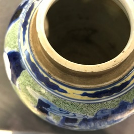 Een Chinese famille verte gemberpot met houten deksel en sokkel, Kangxi