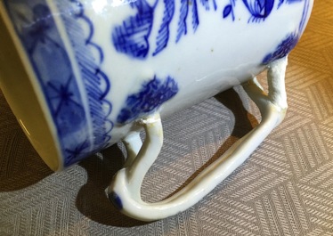 Four pairs of Chinese blue and white and Imari style mugs, Qianlong