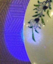 Une paire d'assiettes en porcelaine de Chine doucai &agrave; d&eacute;cor de grenades, marque et &eacute;poque de Qianlong