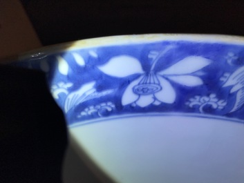 Een grote Chinese blauwwitte kom met ornamentdecor, Kangxi