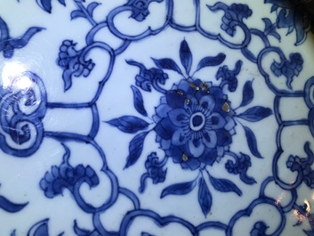 Een grote Chinese blauwwitte kom met ornamentdecor, Kangxi