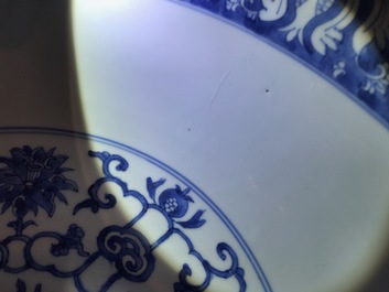 Een grote Chinese blauwwitte kom met ornamentdecor, Kangxi