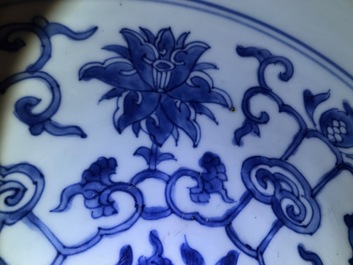 Een grote Chinese blauwwitte kom met ornamentdecor, Kangxi