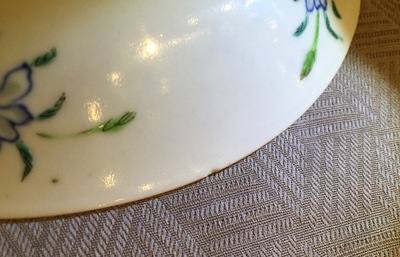 Une paire d'assiettes en porcelaine de Chine doucai &agrave; d&eacute;cor de grenades, marque et &eacute;poque de Qianlong