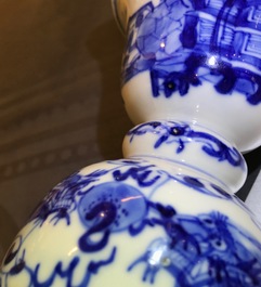 Deux paires de bougeoirs en porcelaine de Chine bleu et blanc, 19/20&egrave;me