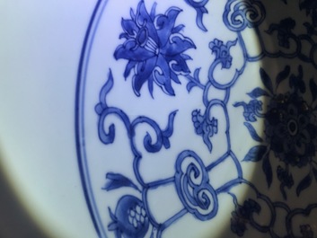 Een grote Chinese blauwwitte kom met ornamentdecor, Kangxi