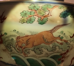 Un bol en porcelaine de Chine famille verte aux lions bouddhistes, Kangxi