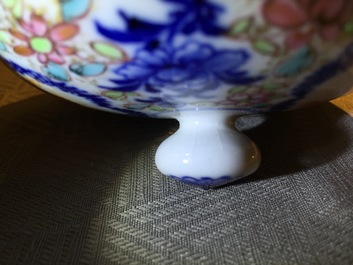 Une grande th&eacute;i&egrave;re en porcelaine de Chine famille rose &agrave; d&eacute;cor mandarin, Qianlong