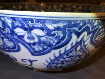 Een grote Chinese blauwwitte kom met ornamentdecor, Kangxi