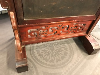 Un &eacute;cran de table en bois et porcelaine de Chine qianjiang cai, 19/20&egrave;me