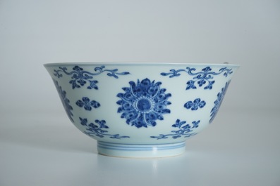 Een Chinese blauwwitte kom met decor van lotussen, Qianlong merk en periode