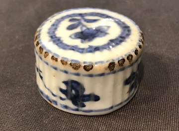 Un vase et un lion de temple en porcelaine blanc de Chine de Dehua et une bo&icirc;te &agrave; th&eacute;, Kangxi et post&eacute;rieur