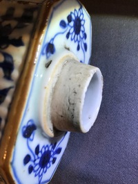 Un vase et un lion de temple en porcelaine blanc de Chine de Dehua et une bo&icirc;te &agrave; th&eacute;, Kangxi et post&eacute;rieur