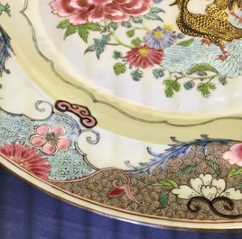 Une paire de grands plats en porcelaine de Chine famille rose aux canards mandarins, Yongzheng