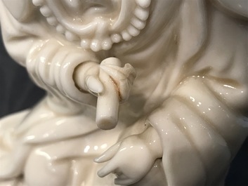 Een Chinese Dehua blanc de Chine Guanyin op houten sokkel, Kangxi