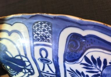 Een zeer grote Chinese blauwwitte kraakporseleinen schotel met een draak, Wanli