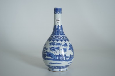 Un vase de forme bouteille en porcelaine de Chine bleu et blanc, marque et &eacute;poque de Guangxu