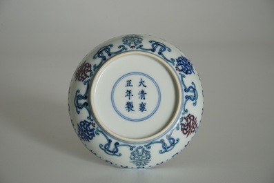 Een Chinees doucai bordje met Shou-karakters, Yongzheng merk, 19/20e eeuw