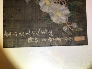 Quatre tableaux encadr&eacute;s aux antiquit&eacute;s et fleurs, Chine, 19&egrave;me
