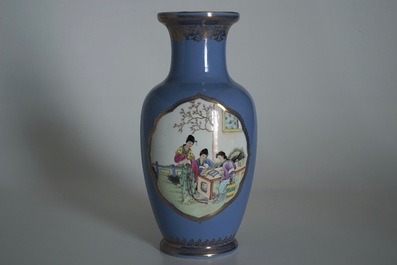 Een Chinese vaas met famille rose decor op lavendelblauwe fondkleur, Qianlong merk, Republiek, 20e eeuw