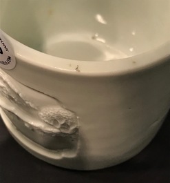 Un pot &agrave; pinceaux en porcelaine blanc de Chine, 18/19&egrave;me