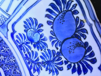 Un tr&egrave;s grand plat au vase fleuri en porcelaine de Chine bleu et blanc de type Kraak, Wanli