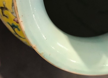 Un vase en porcelaine de Chine famille rose sur fond jaune, marque de Qianlong, 19/20&egrave;me