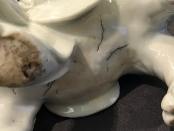 Un mod&egrave;le d'une Guanyin sur un lion bouddhiste en porcelaine blanc de Chine de Dehua, 19&egrave;me