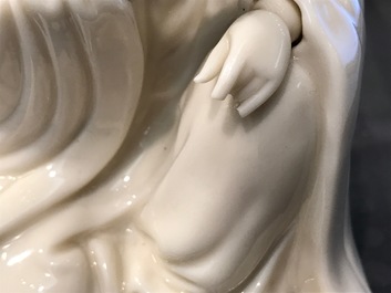 Un mod&egrave;le d'une Guanyin en porcelaine blanc de Chine de Dehua sur socle en bois, Kangxi