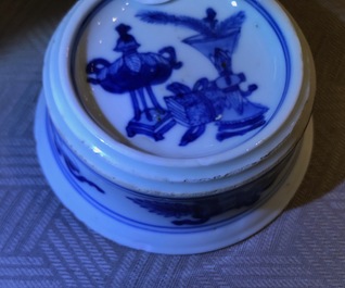 Een paar ronde Chinese blauwwitte zoutvaten, Kangxi