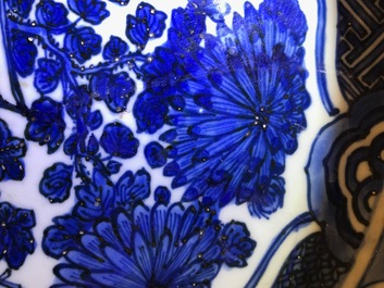 Un tr&egrave;s grand plat au vase fleuri en porcelaine de Chine bleu et blanc de type Kraak, Wanli