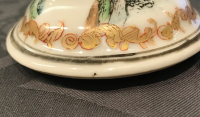 Une th&eacute;i&egrave;re en porcelaine de Chine famille rose &agrave; d&eacute;cor &eacute;rotique, Qianlong
