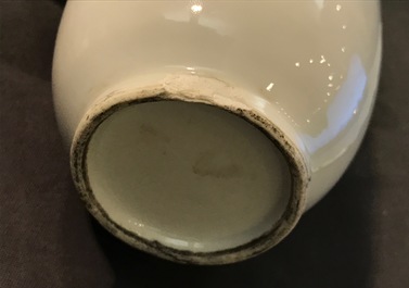 Un vase et un lion de temple en porcelaine blanc de Chine de Dehua et une bo&icirc;te &agrave; th&eacute;, Kangxi et post&eacute;rieur