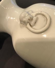 Un vase et un lion de temple en porcelaine blanc de Chine de Dehua et une bo&icirc;te &agrave; th&eacute;, Kangxi et post&eacute;rieur